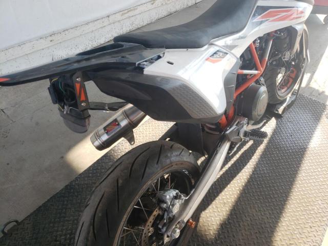 VBKLSV401KM764111 - 2019 KTM 690 SMC R TWO TONE photo 10