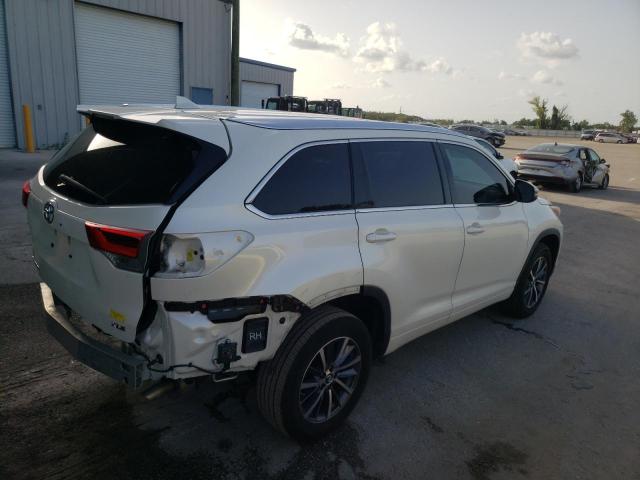 5TDKZRFH7JS542291 - 2018 TOYOTA HIGHLANDER SE WHITE photo 3