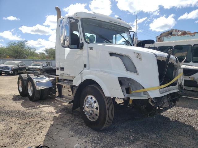 4V4NC9EH2JN886038 - 2018 VOLVO VN VNL WHITE photo 1