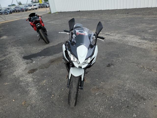 ML5EXER16PDA94752 - 2023 KAWASAKI EX650 R Ақ фото 2