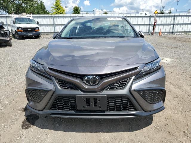 4T1G11AKXPU824121 - 2023 TOYOTA CAMRY SE NIGHT SHADE GRAY photo 5