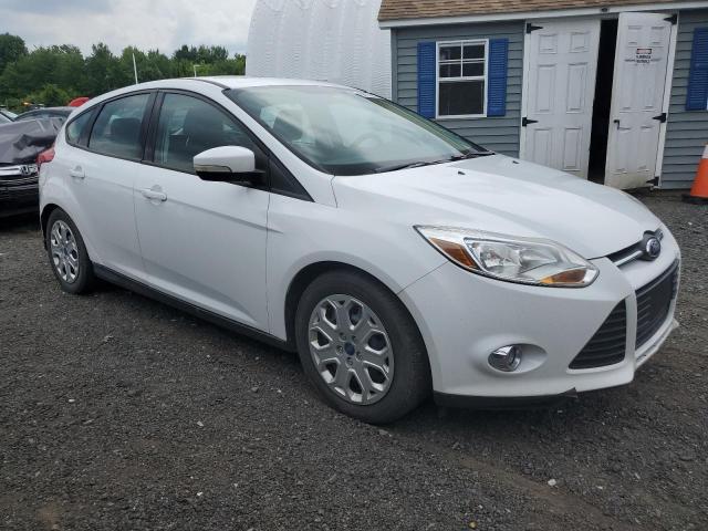 1FAHP3K2XCL116877 - 2012 FORD FOCUS SE WHITE photo 4