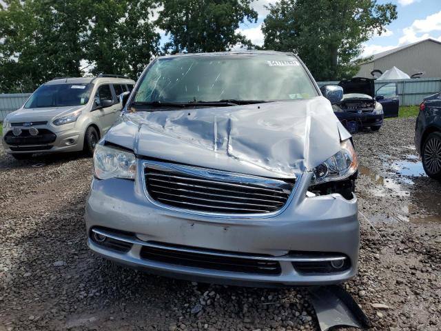 2C4RC1CG1DR796864 - 2013 CHRYSLER TOWN & COU TOURING L SILVER photo 5