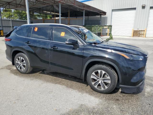 5TDGZRBH2NS587074 - 2022 TOYOTA HIGHLANDER XLE BLACK photo 4