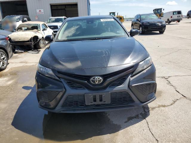 4T1T11AK7MU557580 - 2021 TOYOTA CAMRY SE BLACK photo 5