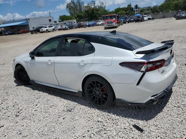 4T1KZ1AK2NU069398 - 2022 TOYOTA CAMRY TRD WHITE photo 2