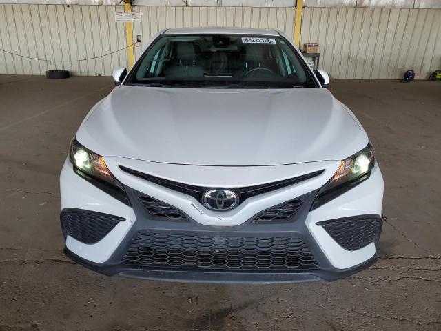 4T1G11AK4PU804771 - 2023 TOYOTA CAMRY SE NIGHT SHADE WHITE photo 5