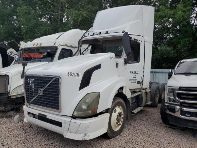 4V4NC9EG3CN555219 - 2012 VOLVO VN VNL WHITE photo 2