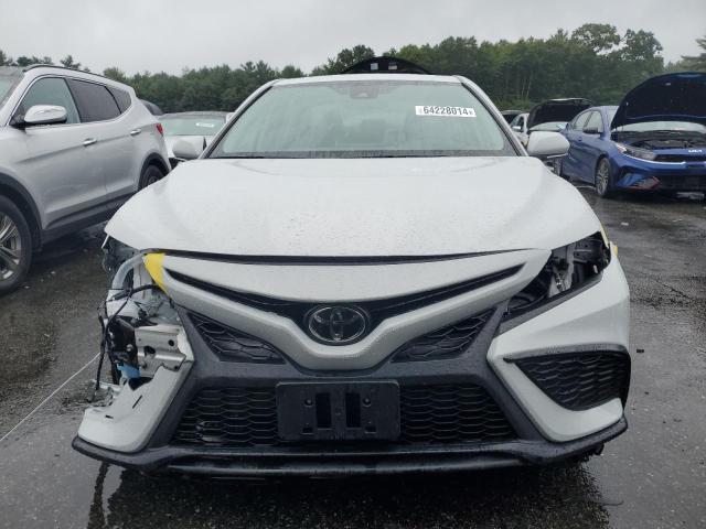 4T1G11BK2PU087320 - 2023 TOYOTA CAMRY SE NIGHT SHADE WHITE photo 5