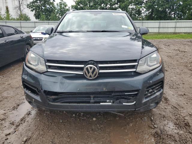 WVGEF9BP9CD005676 - 2012 VOLKSWAGEN TOUAREG V6 CHARCOAL photo 5