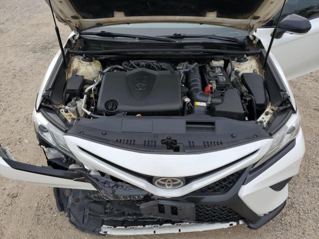 4T1BZ1HK3JU005399 - 2018 TOYOTA CAMRY XSE WHITE photo 11