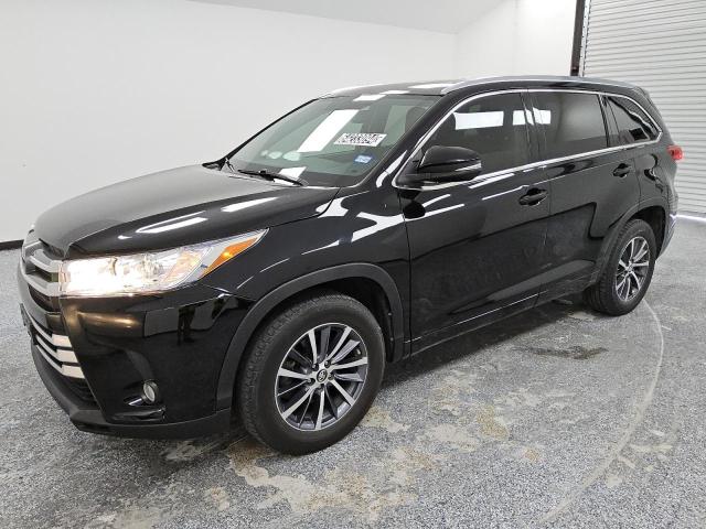 5TDKZRFH4HS513261 - 2017 TOYOTA HIGHLANDER SE BLACK photo 1