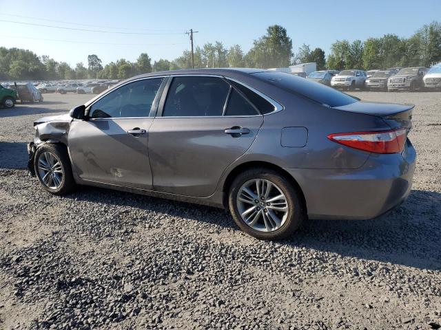 4T1BF1FK6HU322910 - 2017 TOYOTA CAMRY LE 灰色 照片 2