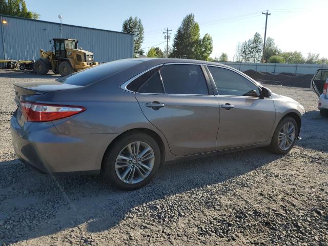 4T1BF1FK6HU322910 - 2017 TOYOTA CAMRY LE 灰色 照片 3