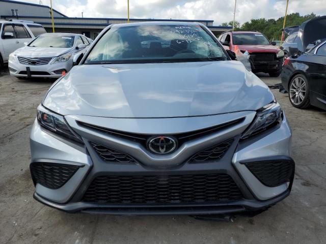 4T1G11AK9PU165125 - 2023 TOYOTA CAMRY SE NIGHT SHADE SILVER photo 5