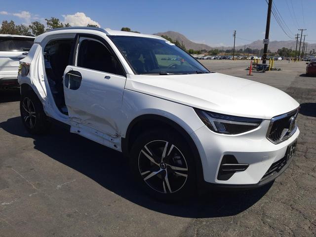 YV4K92HKXP2916678 - 2023 VOLVO XC40 CORE WHITE photo 4