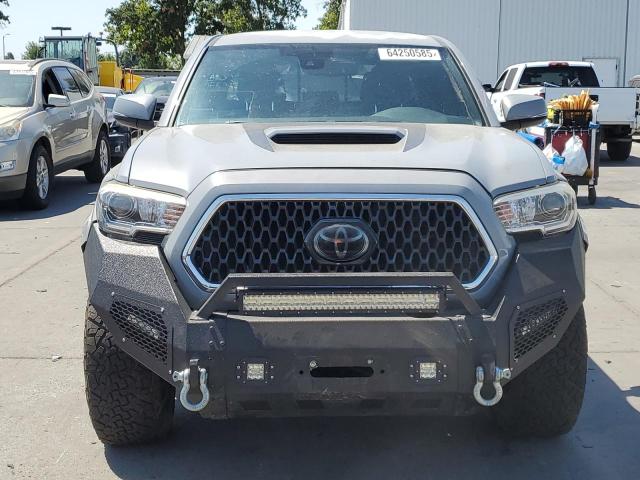 3TMBZ5DN1JM013291 - 2018 TOYOTA TACOMA DOUBLE CAB Gris foto 5