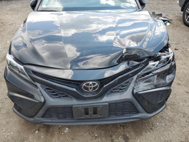 4T1G11BKXNU057611 - 2022 TOYOTA CAMRY SE BLACK photo 11