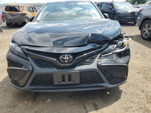 4T1G11BKXNU057611 - 2022 TOYOTA CAMRY SE BLACK photo 5