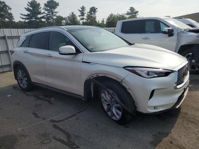 3PCAJ5M32KF135486 - 2019 INFINITI QX50 ESSENTIAL WHITE photo 4