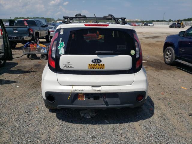 KNDJN2A26J7506393 - 2018 KIA SOUL WHITE photo 6