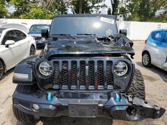 1C4JJXP64NW117072 - 2022 JEEP WRANGLER U SAHARA 4XE BLACK photo 5