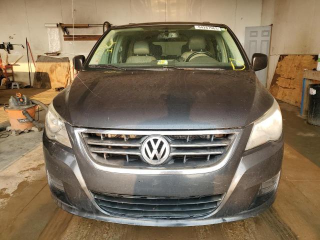 2V4RW3DGXBR695147 - 2011 VOLKSWAGEN ROUTAN SE BLACK photo 5