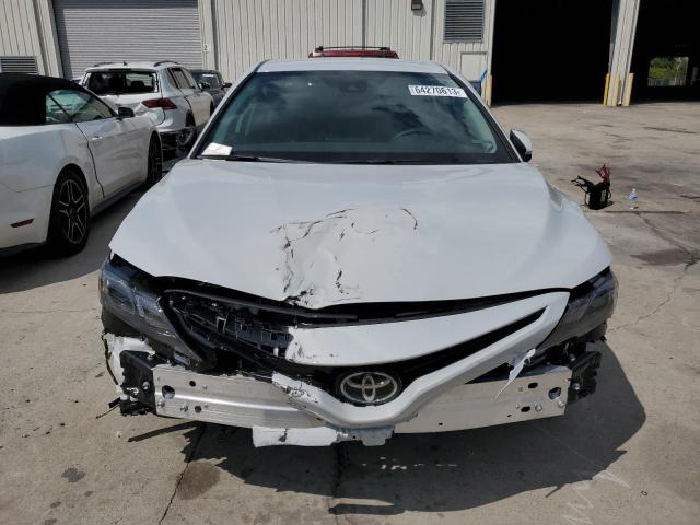 4T1G11AK3PU174810 - 2023 TOYOTA CAMRY SE NIGHT SHADE WHITE photo 5