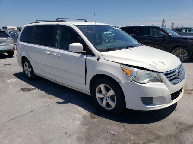 2V4RW3DG5BR641898 - 2011 VOLKSWAGEN ROUTAN SE WHITE photo 4