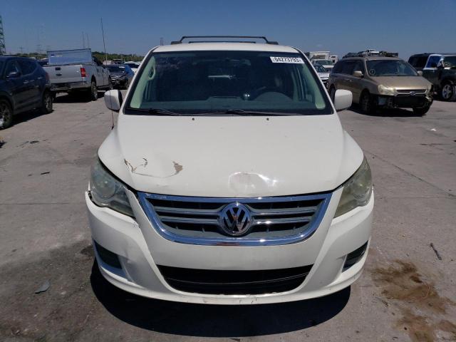 2V4RW3DG5BR641898 - 2011 VOLKSWAGEN ROUTAN SE WHITE photo 5