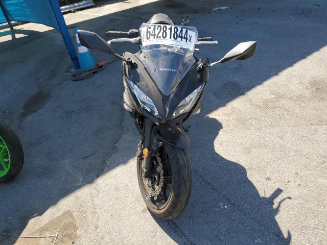 JKAEXEJ16HDA01340 - 2017 KAWASAKI EX650 J შავი ფოტო 2