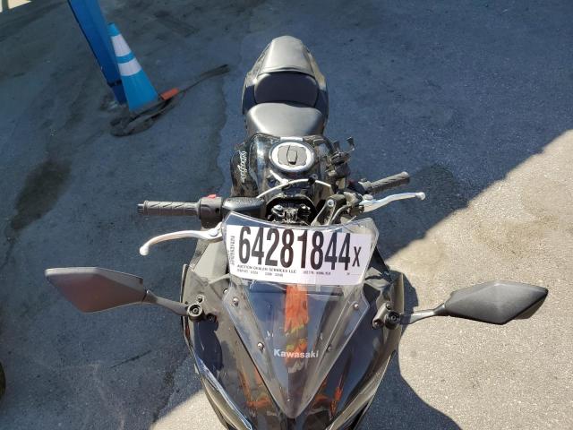 JKAEXEJ16HDA01340 - 2017 KAWASAKI EX650 J შავი ფოტო 5