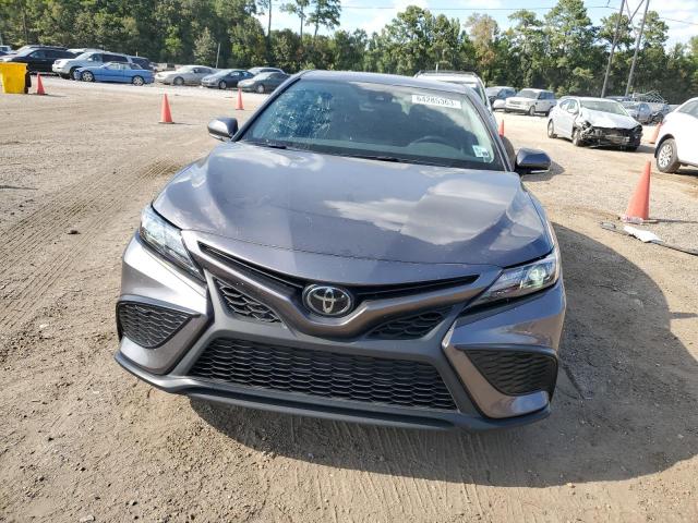 4T1G11AK8PU737690 - 2023 TOYOTA CAMRY SE NIGHT SHADE GRAY photo 5