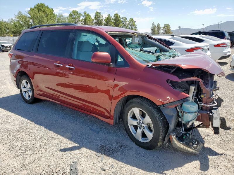 5TDKZ3DC2KS966063 - 2019 TOYOTA SIENNA LE 栗色 照片 4