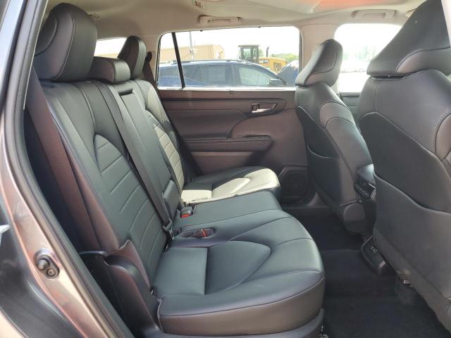 5TDGZRBH8LS521755 - 2020 TOYOTA HIGHLANDER XLE GRAY photo 11