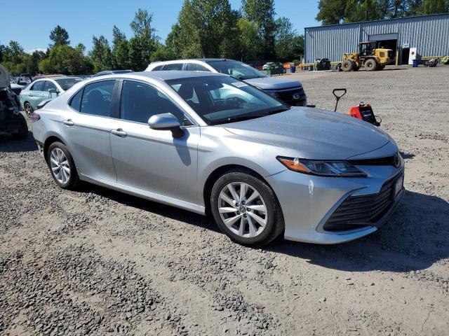 4T1C11AK3NU676566 - 2022 TOYOTA CAMRY LE ვერცხლისფერი ფოტო 4