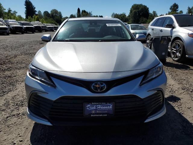 4T1C11AK3NU676566 - 2022 TOYOTA CAMRY LE ვერცხლისფერი ფოტო 5