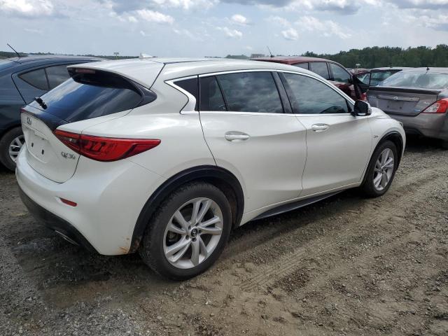 SJKCH5CP4JA045950 - 2018 INFINITI QX30 BASE Սպիտակ լուսանկար 3