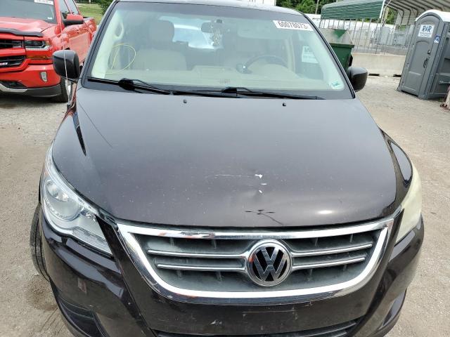 2V4RW3D12AR259130 - 2010 VOLKSWAGEN ROUTAN SE BLACK photo 5