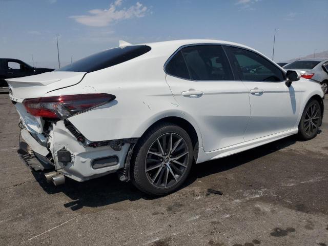 4T1T11AK7NU667529 - 2022 TOYOTA CAMRY SE WHITE photo 3