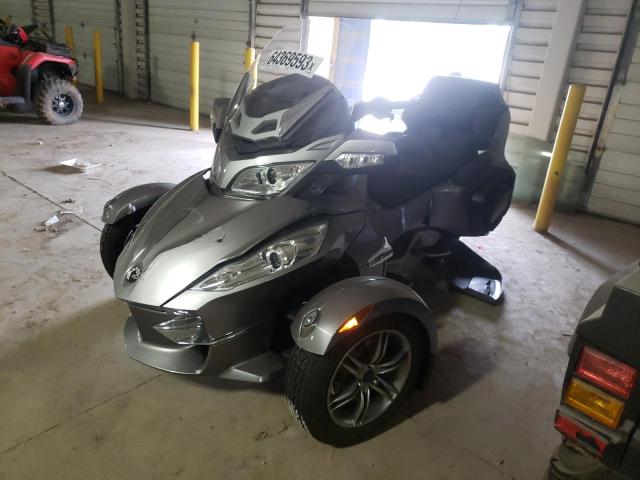 2BXJBWC17CV000374 - 2012 CAN-AM SPYDER ROA RTS SILVER photo 2