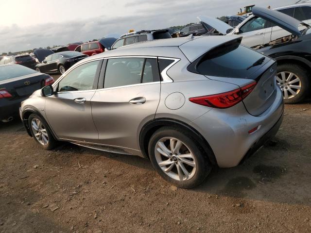 SJKCH5CP9HA017250 - 2017 INFINITI QX30 BASE Silber Foto 2