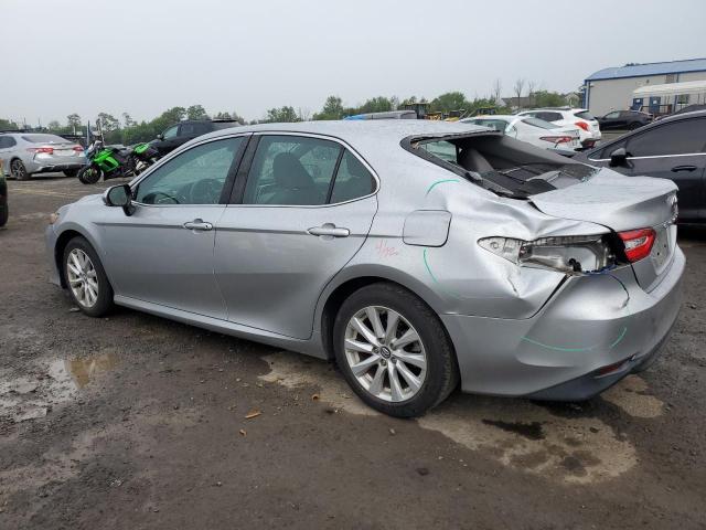 4T1B11HKXJU609958 - 2018 TOYOTA CAMRY L SILVER photo 2