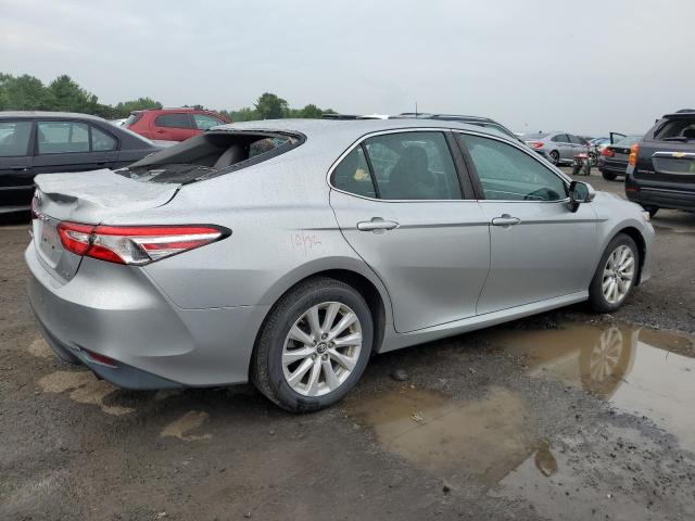 4T1B11HKXJU609958 - 2018 TOYOTA CAMRY L SILVER photo 3