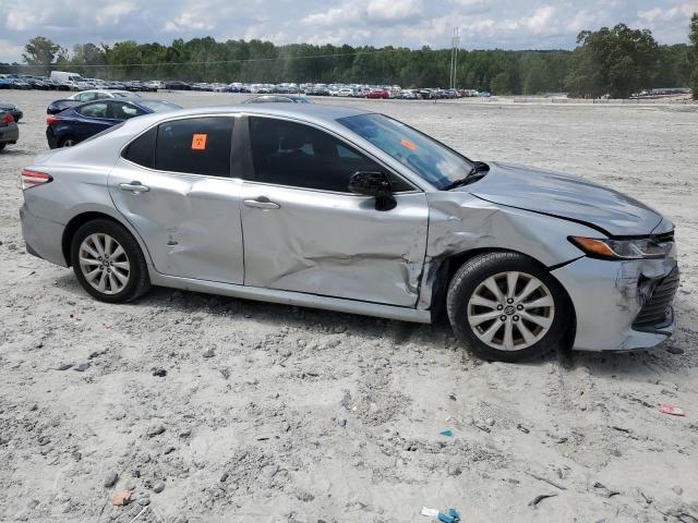 4T1B11HK3JU583218 - 2018 TOYOTA CAMRY L 银色 照片 4