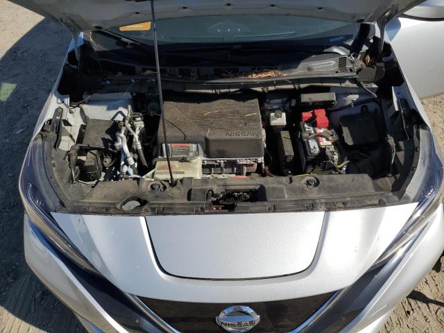 1N4AZ1CP7JC301122 - 2018 NISSAN LEAF S SILVER photo 11