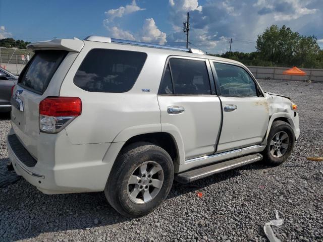JTEZU5JR7D5058293 - 2013 TOYOTA 4RUNNER SR5 WHITE photo 3
