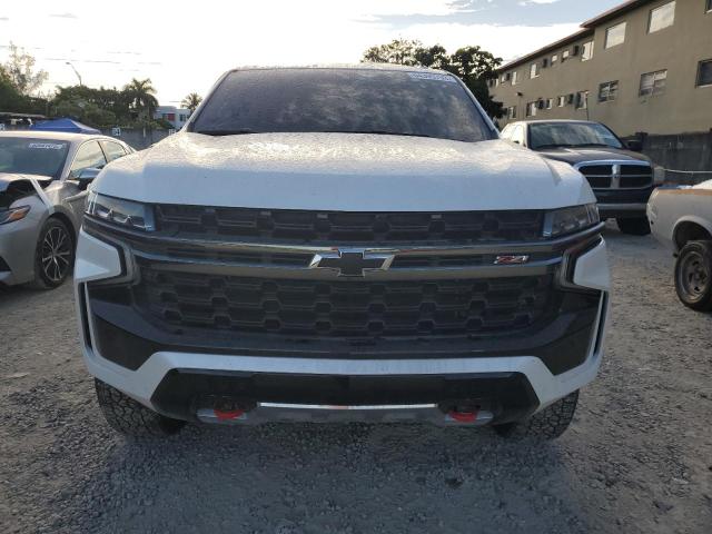 1GNSKPKD2NR264021 - 2022 CHEVROLET TAHOE K1500 Z71 WHITE photo 5