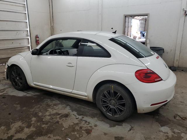 3VWJX7AT1DM665376 - 2013 VOLKSWAGEN BEETLE WHITE photo 2