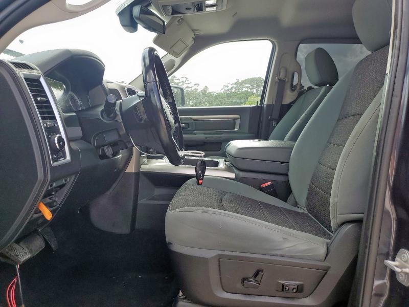 1C6RR6LM1JS229640 - 2018 RAM 1500 SLT Серый фото 7